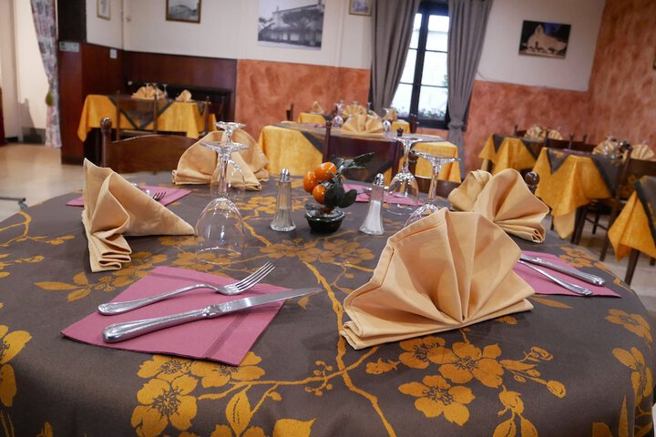 Dining 14 of 21