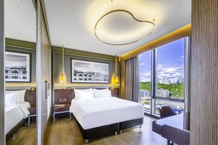 Room 44 of 202