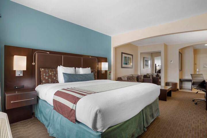 1 King Bed Microwave and Refrigerator Work Desk WiFi Full Breakfast (4 of 15)