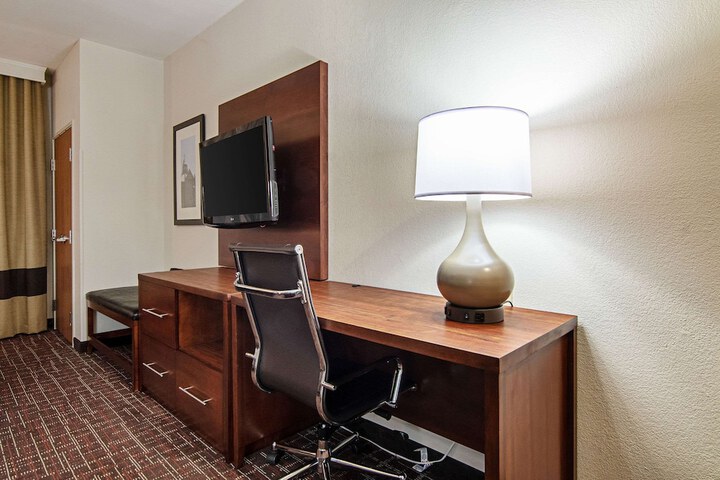 1 King Bed Suite (3 of 23)