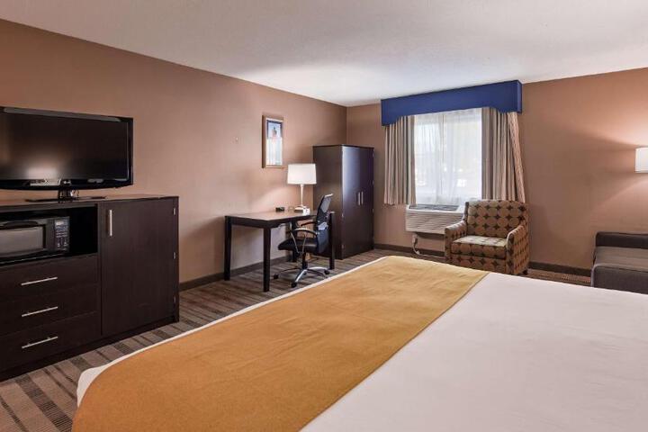 1 King Bed Work Desk Lounge Chair Ottoman Microwave, Refrigerator WiFi Full Breakfast (3 of 9)