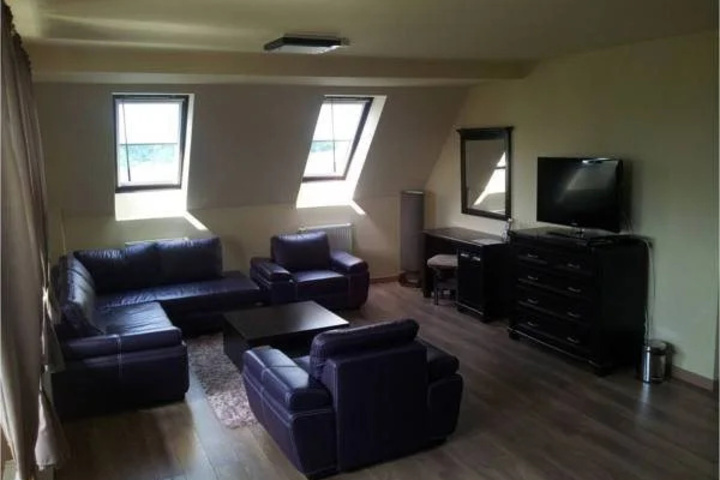 Room 5 of 18