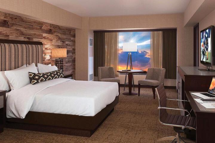 1 King Bed Casino Tower (7 of 11)