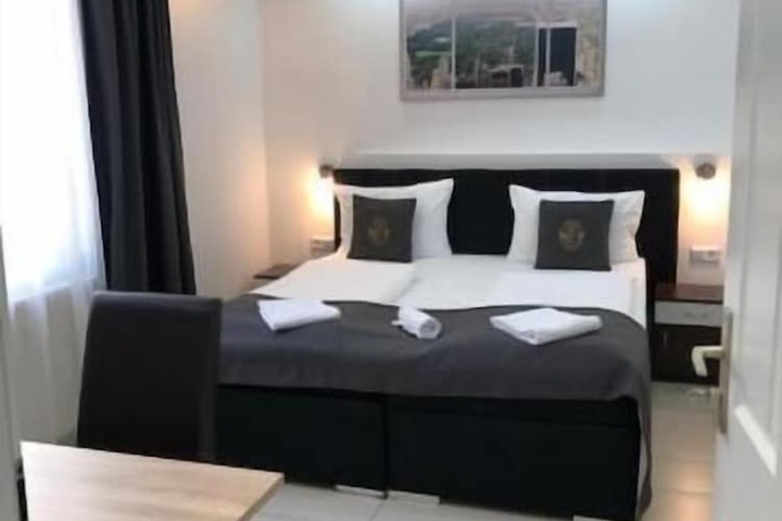 Room 17 of 37