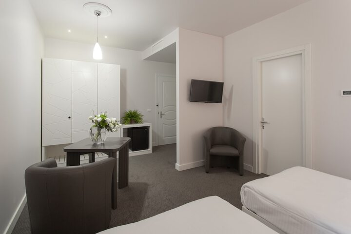 Room 11 of 83