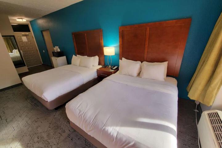 2 Queen Beds Balcony Microwave and Refrigerator WiFi Full Breakfast (10 of 12)