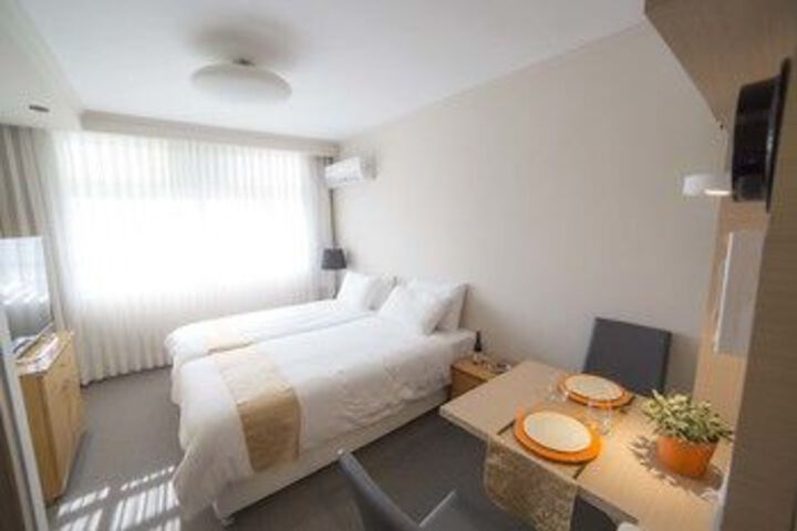 Room 6 of 14