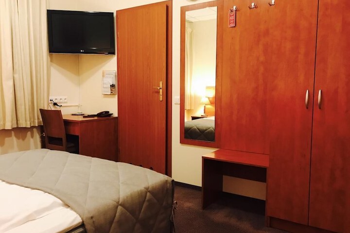 Room 19 of 38
