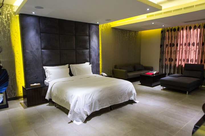 Room 28 of 62