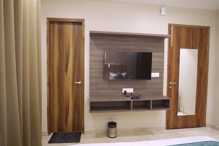Room 9 of 18
