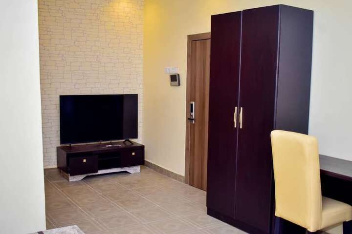 Room 8 of 16