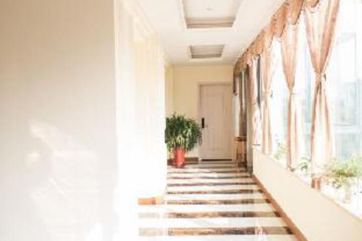 Xinyu Fashion Hotel (Haikou East High-speed Railway Station)