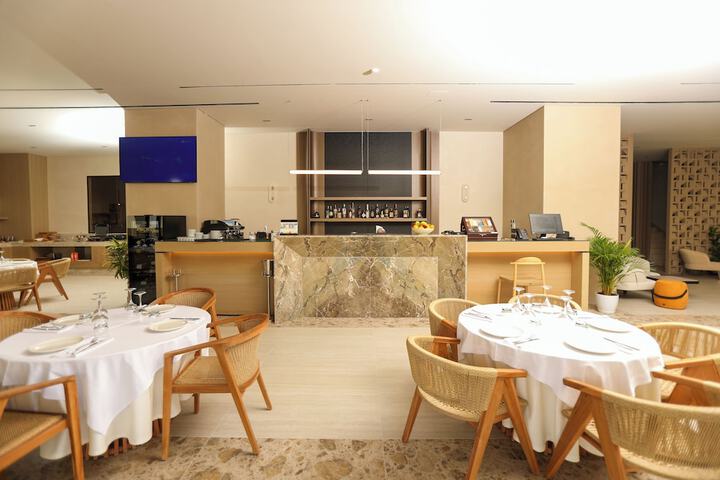 Dining 78 of 100