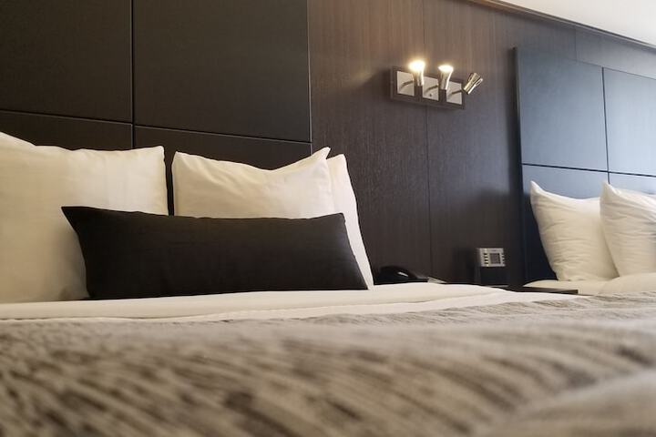 1 Queen Bed Work Desk Refrigerator Wood Floor Shower Only Full Breakfast (14 of 22)
