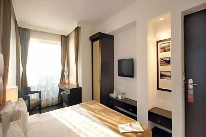 Room 11 of 36
