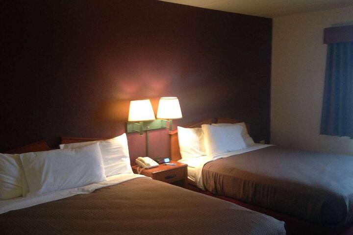 2 Queen Beds (8 of 13)