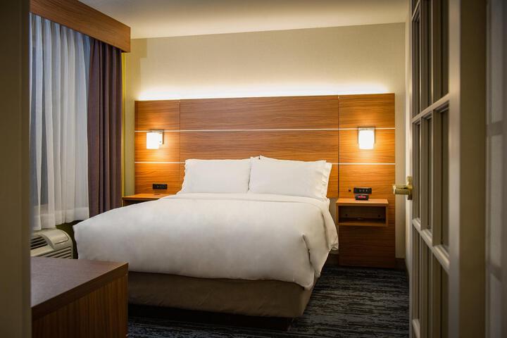 1 King Bed (5 of 13)
