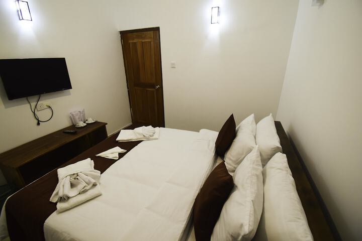 Room 11 of 25