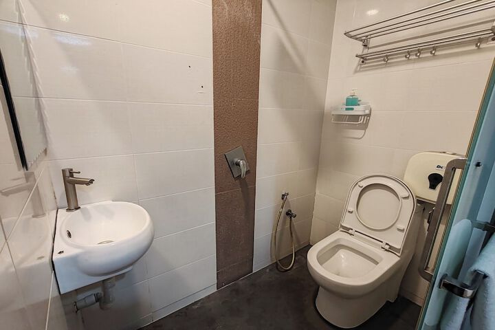 Room 32 of 48