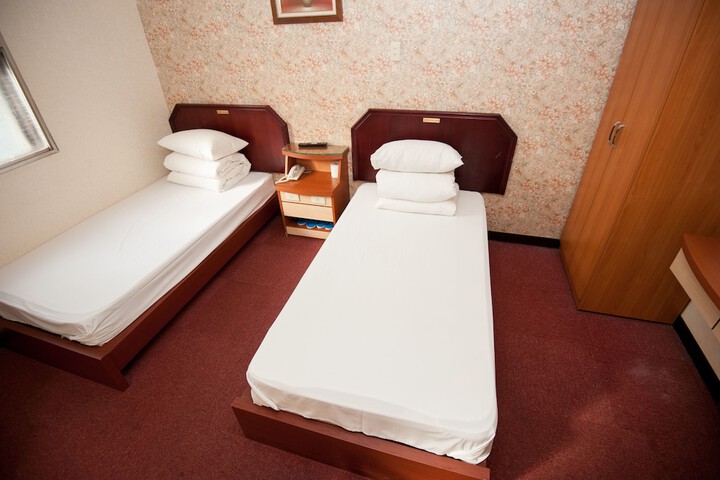 Room 8 of 27