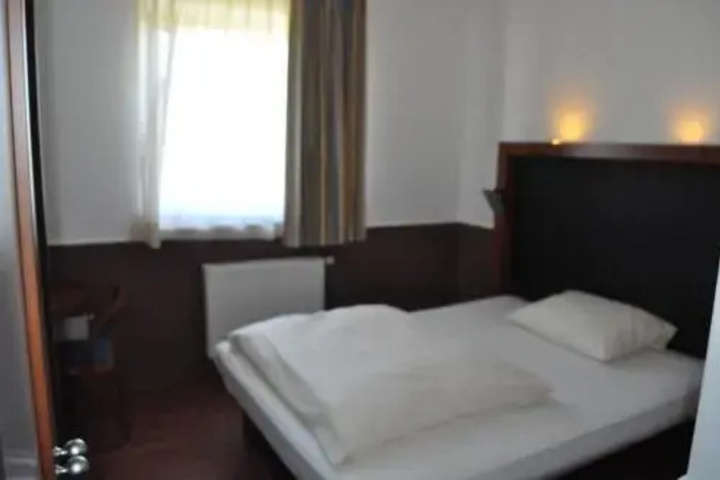 Room 6 of 16