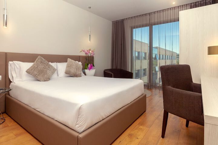 Room 4 of 37