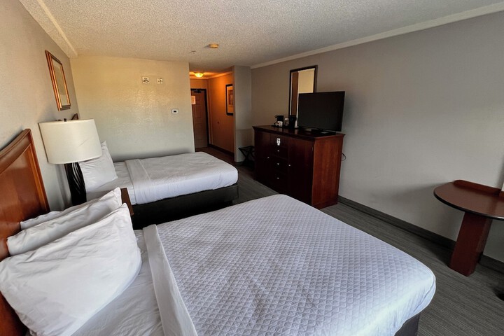 2 Queen Beds (8 of 16)