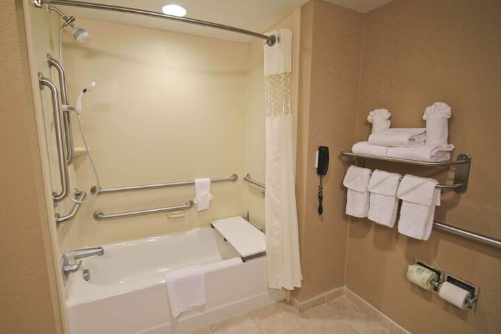 Deep soaking bathtub