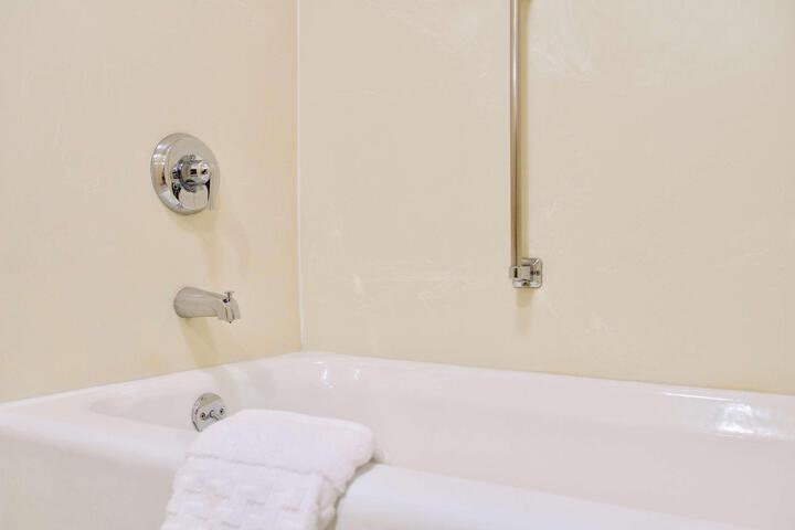 2 Queen Beds Pet Friendly Room Pillow Top Mattress Microwave and Refrigerator High Speed Internet Accessible Coffee Maker Full Breakfast (6 of 17)