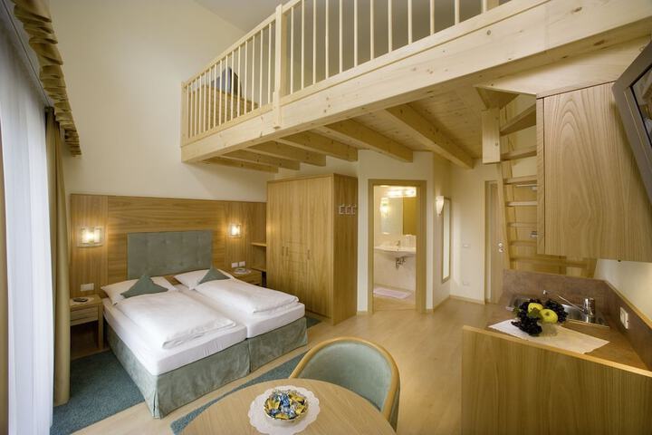 Room 9 of 33