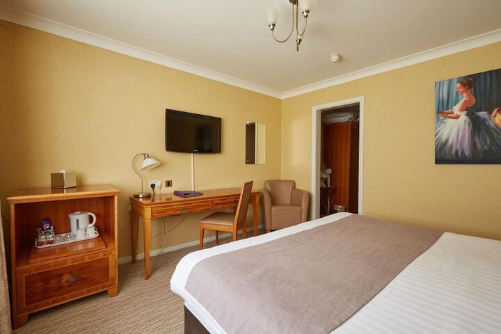 Room 25 of 142
