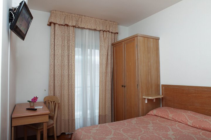 Room 6 of 33