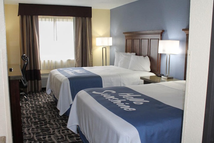 1 King Bed (5 of 14)