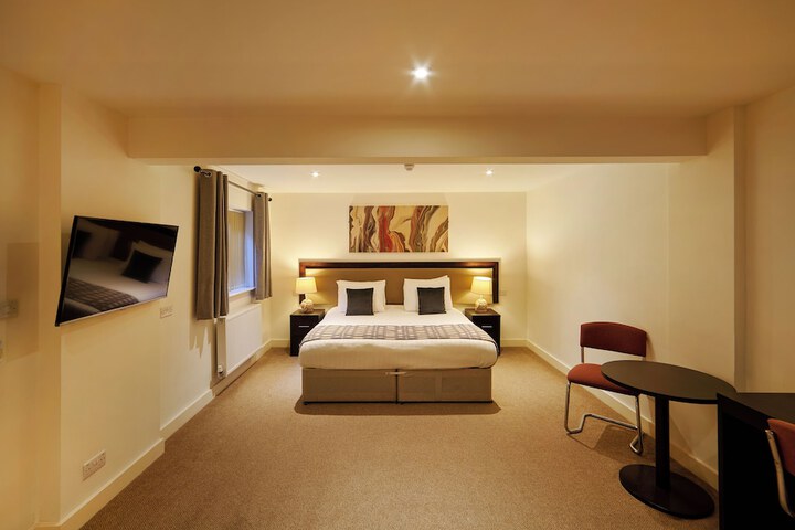 Room 18 of 143