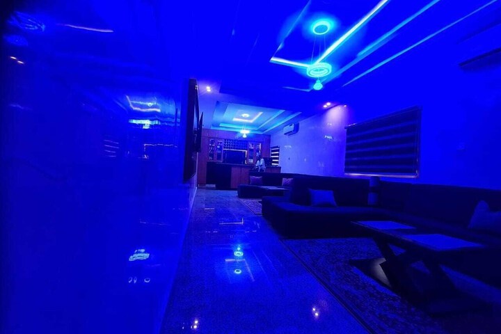Lounge 18 of 51