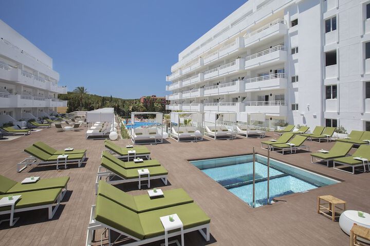 Hotel with Pool