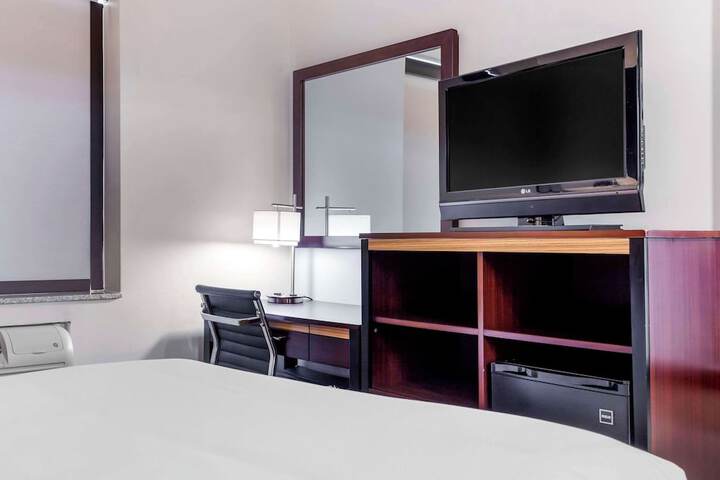 1 Queen Bed (5 of 9)