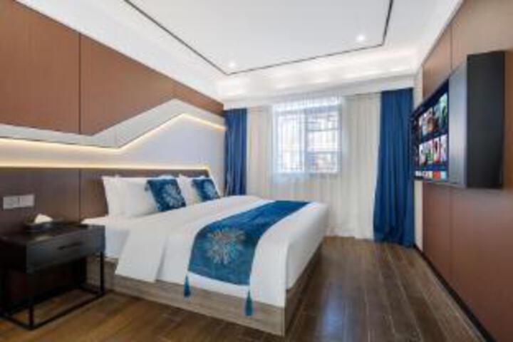 Room 6 of 8