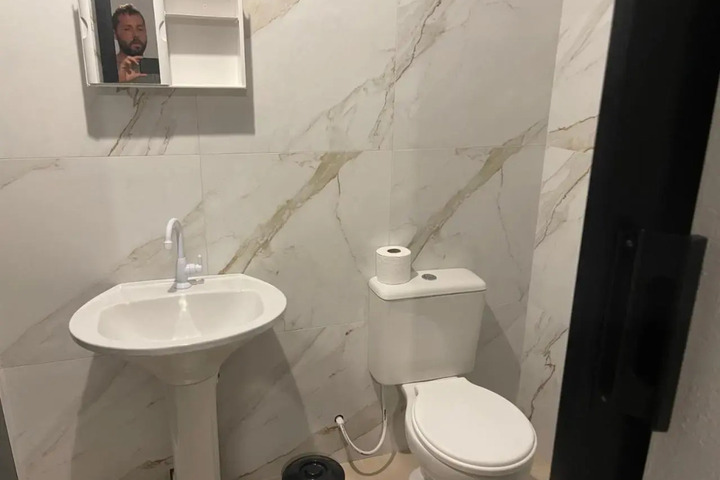 Room 4 of 8