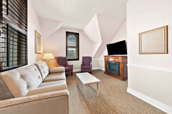 Suite 2 Queen Beds Sitting Area WiFi Coffee and Tea Maker Bathtub and Shower Continental Breakfast (28 of 29)