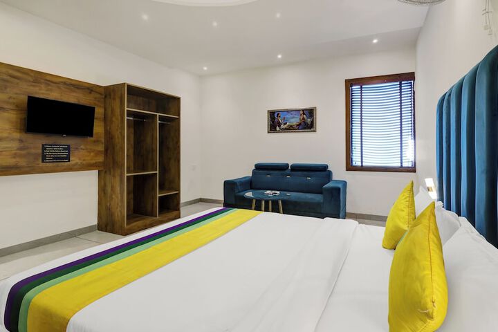 Room 13 of 33