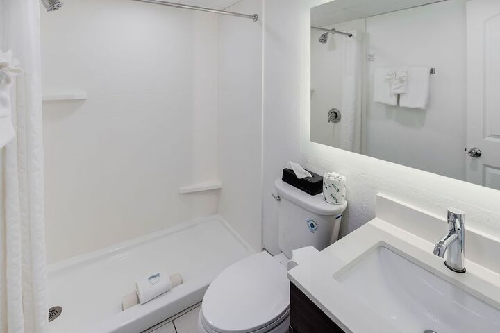 Standard Single 2 Queen Beds Kitchenette (8 of 19)