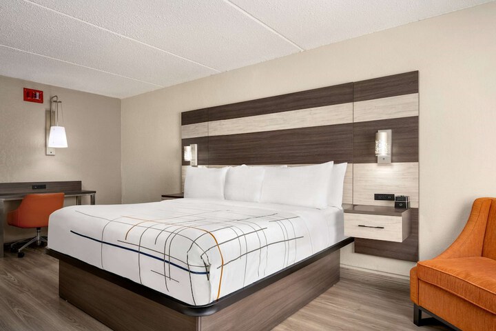 1 King Bed Deluxe Room (11 of 18)