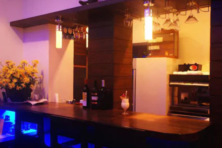 Lounge 22 of 34