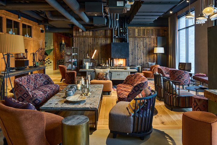 Lobby lounge