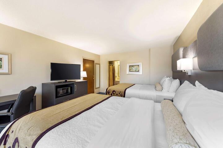 2 Queen Beds Exterior Entrance Microwave, Refrigerator WiFi Full Breakfast (6 of 12)