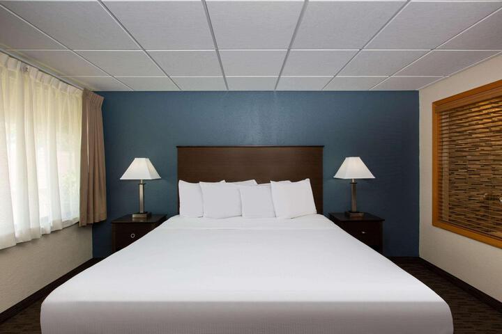 1 King Bed (17 of 17)
