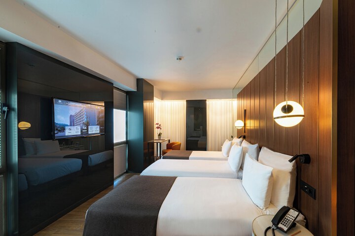 Room 30 of 104