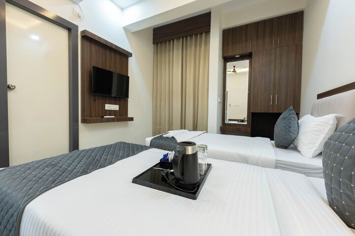 Room 10 of 16