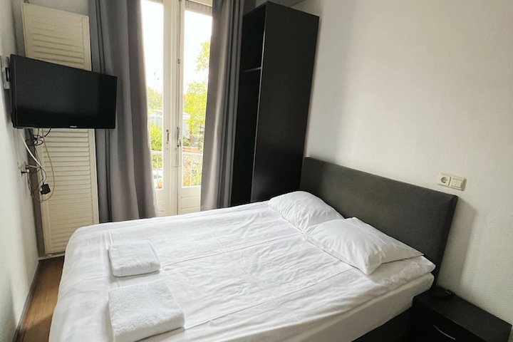 Room 6 of 32